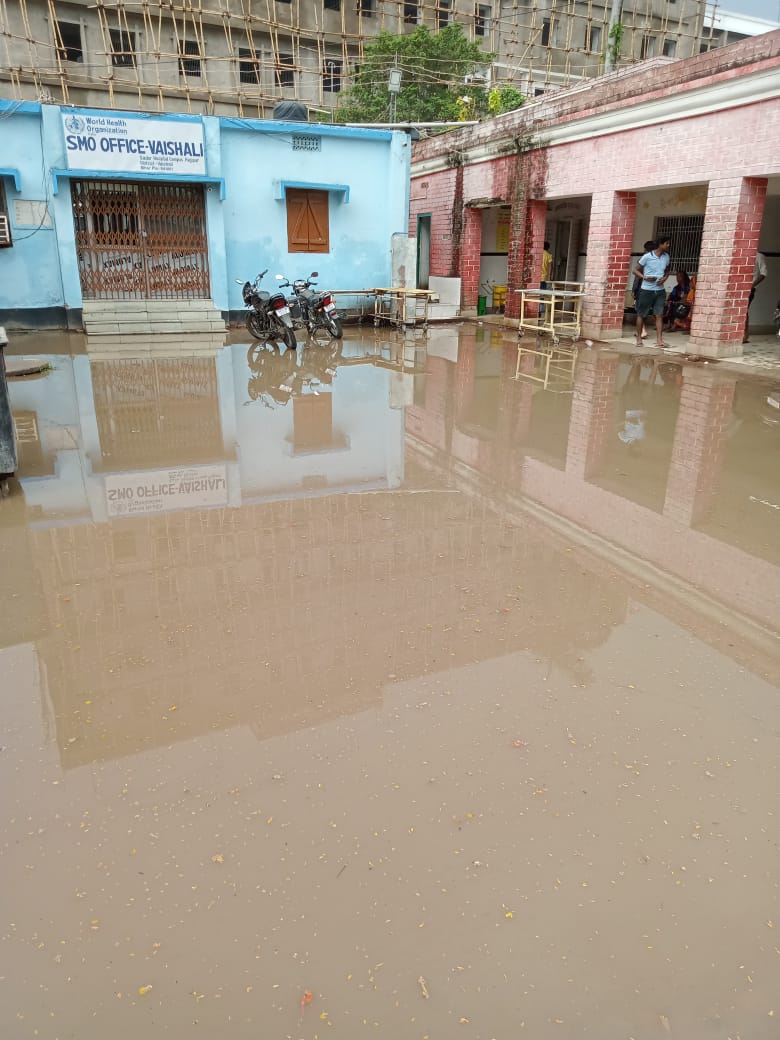 वैशाली में अस्पताल के पास जल-जमाव ने बढ़ाई परेशानी।