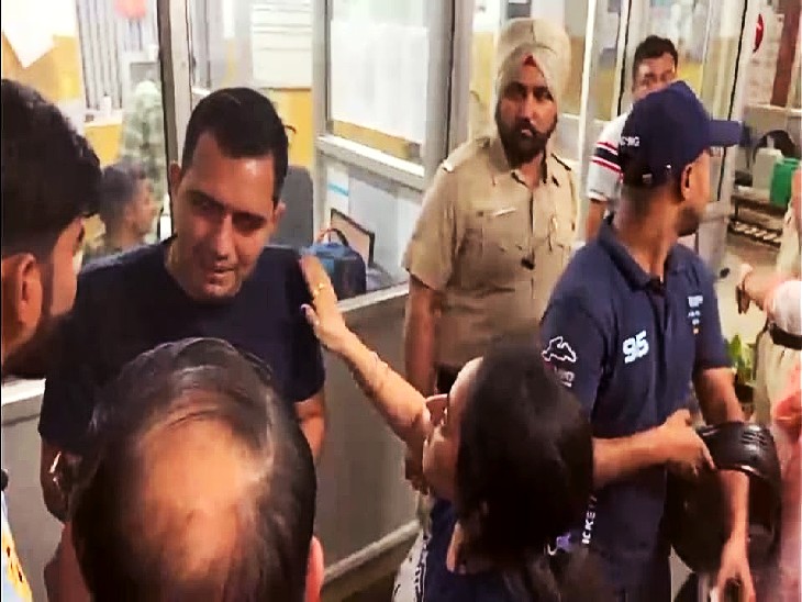 बच्चों की बेरहमी से पिटाई के मामले में परिजन पुलिस से उलझते हुए।