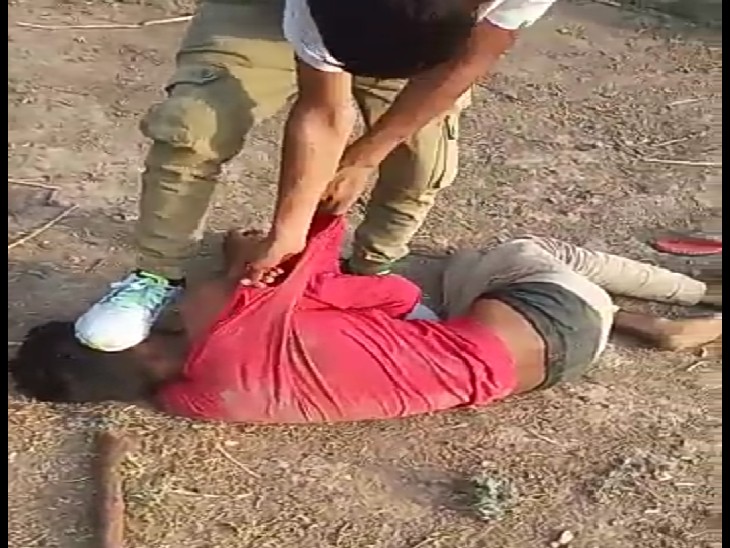 आरोपियों ने युवक लात-घूंसे और बेल्ट से जमकर पिटाई की।