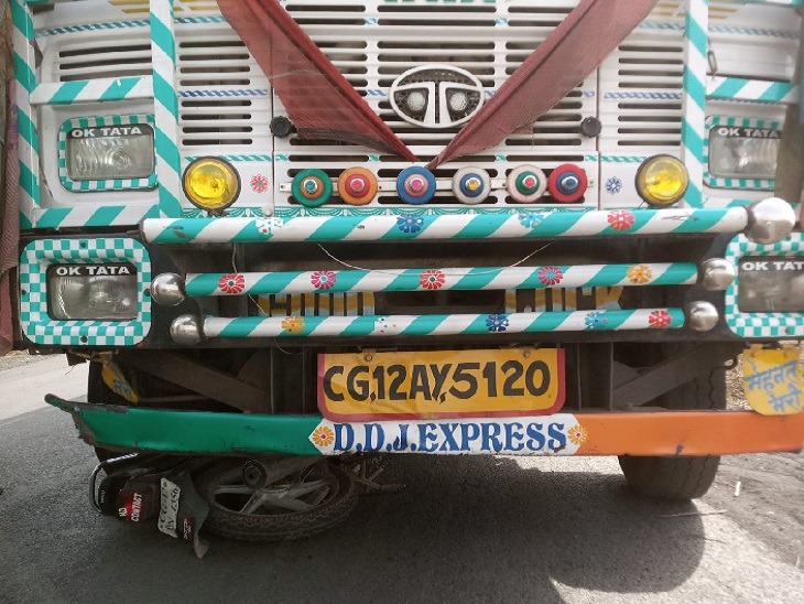 ट्रेलर की टक्कर के बाद बाइक पहिए के नीचे जा घुसी