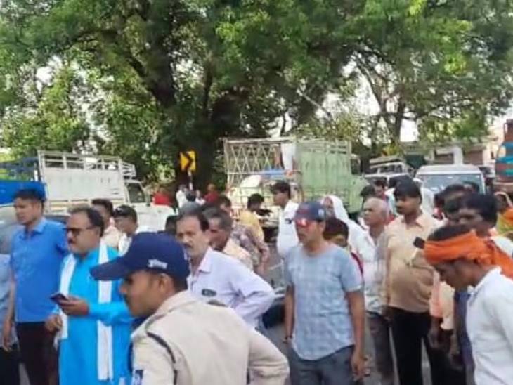 हादसे के बाद घटनास्थल पर जमा भीड़।