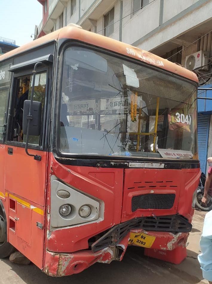 खंबे से टकराने के बाद बस का अगला हिस्सा ऐसा हो गया।