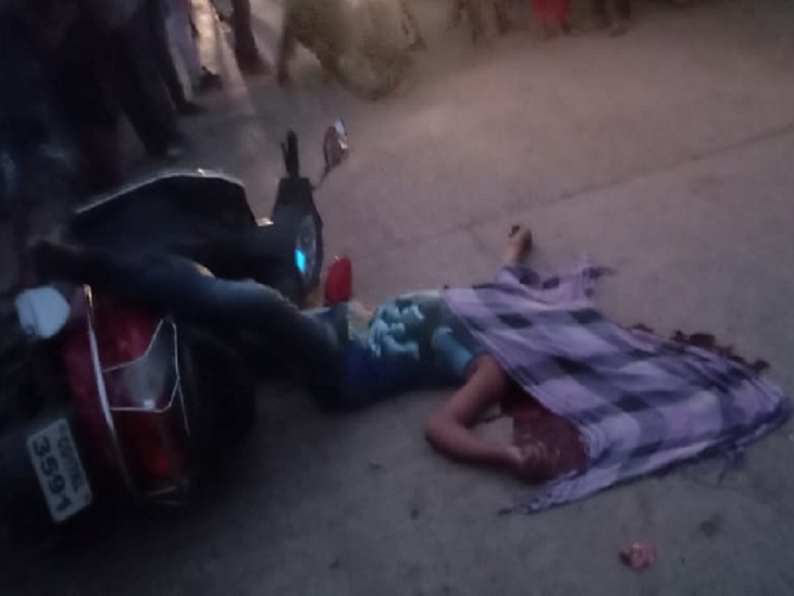 हाइवा से कुचले जाने के बाद सड़क पर पड़ा शव।