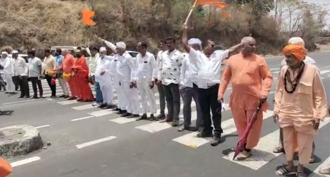 अजनेरी के लोगों ने स्थानीय संतों के साथ आज की धर्म संसद और रथ यात्रा का विरोध करते हुए चक्काजाम किया।