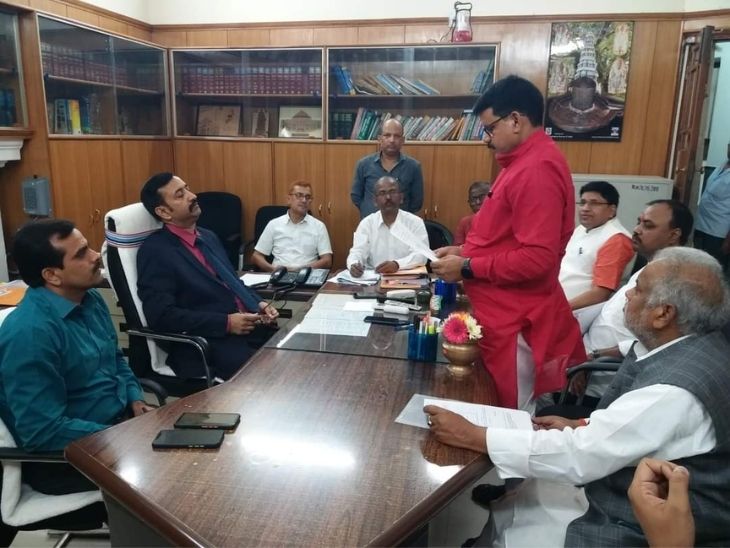 नामंकन पत्र की जानकारी देते सतीश चंद्र दूबे।