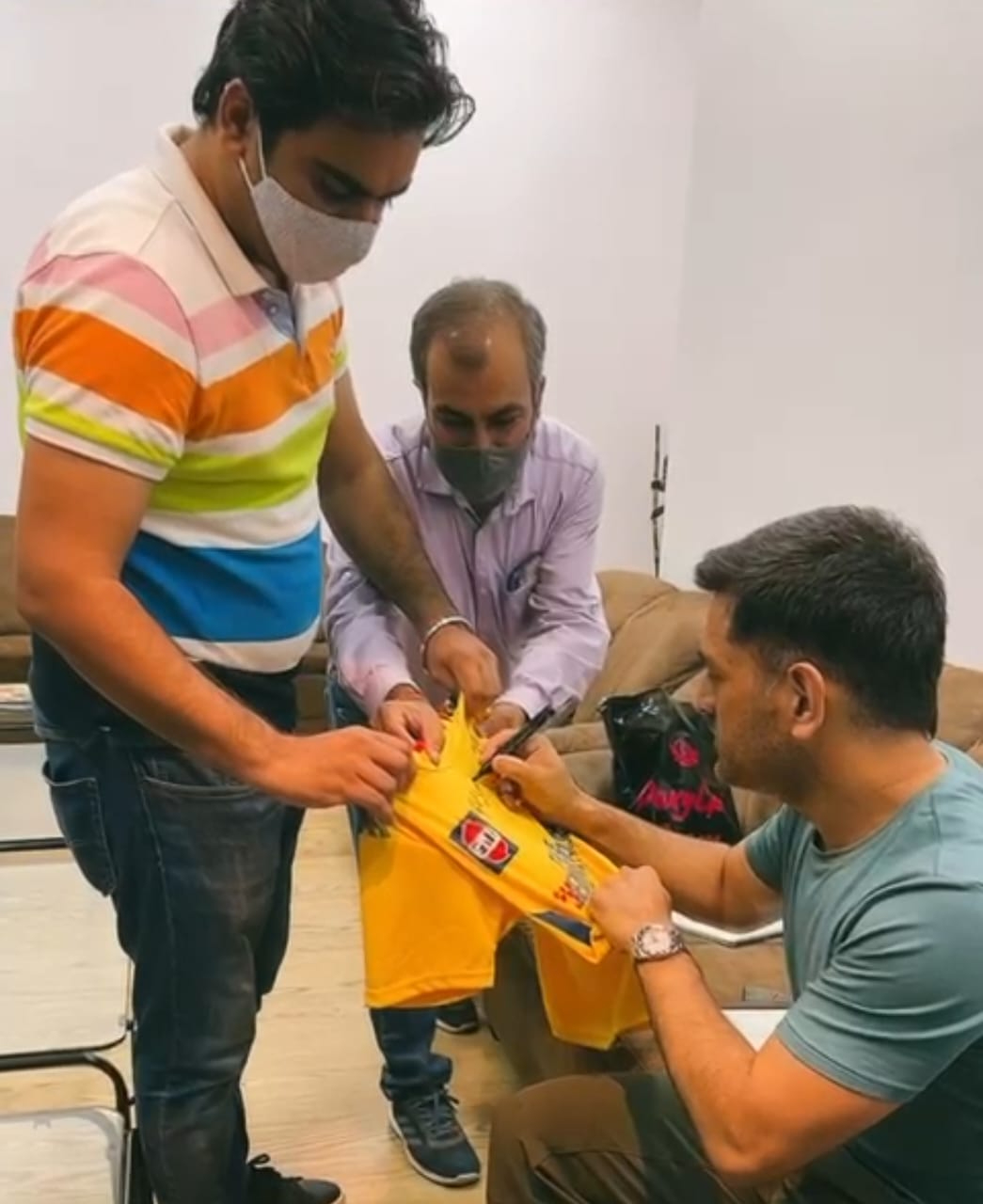 जयपुर से रांची पहुंची मिलने पहुंच अपनी खास फैन को महेंद्र सिंह धोनी ने भी अपने ऑटोग्राफ वाली खास टी-शर्ट गिफ्ट दी।