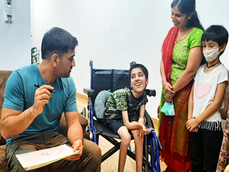 इस दौरान लावण्या ने धोनी को पहली मुलाकात में एक स्केच गिफ्ट किया। जो लावण्या ने ही धोनी के लिए बनाया था।