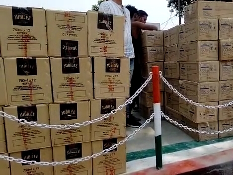 जब्त विदेशी शराब की कार्टन।