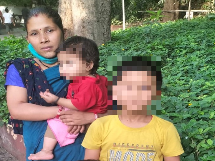 मां ने बताया कि मौत से पहले बच्चा फोन पर फिल्म देख रहा था।