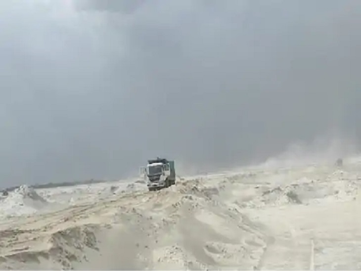 राखड़ बांध में दूर-दूर तक समंदर जैसी राख ही दिखाई दे रही है।