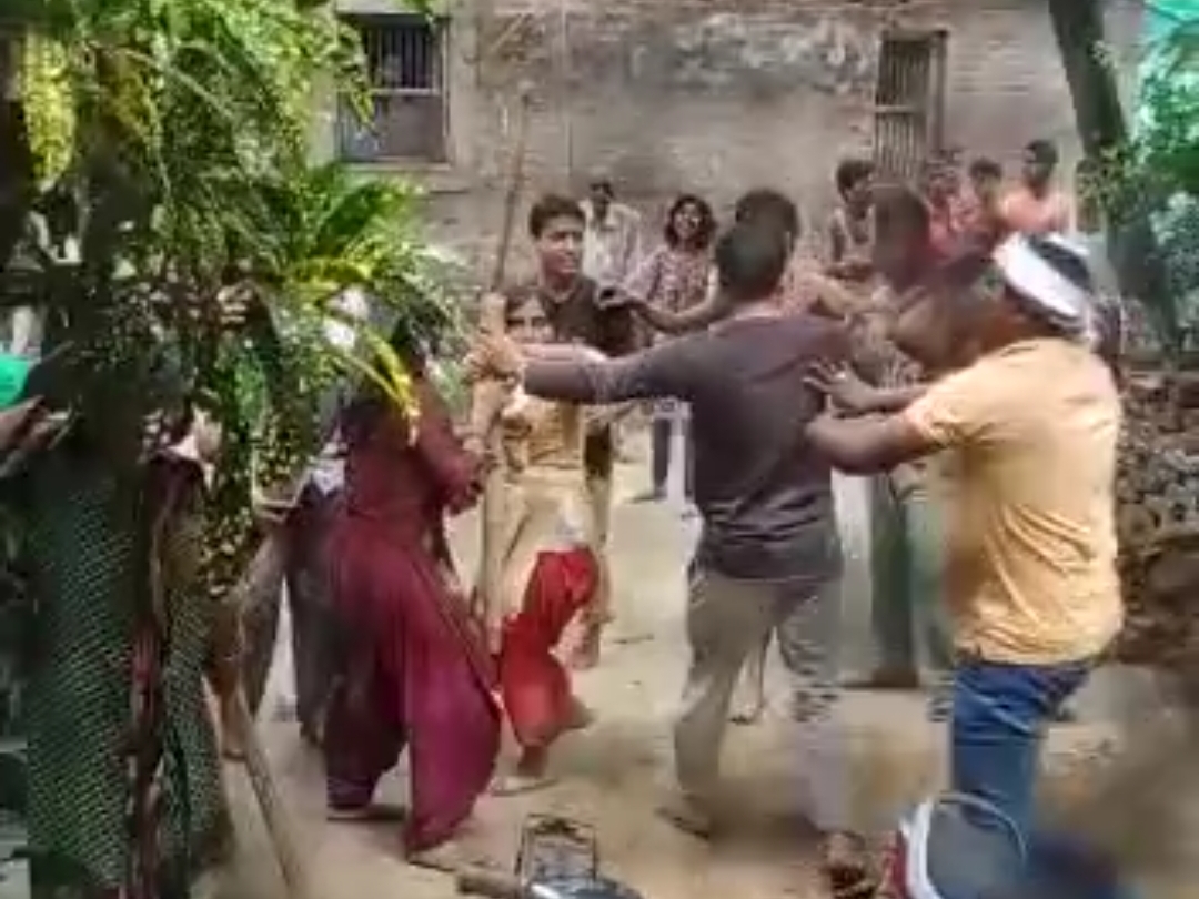 दोनों पक्षों की लड़ाई में महिलाएं भी भिड़ गईं।