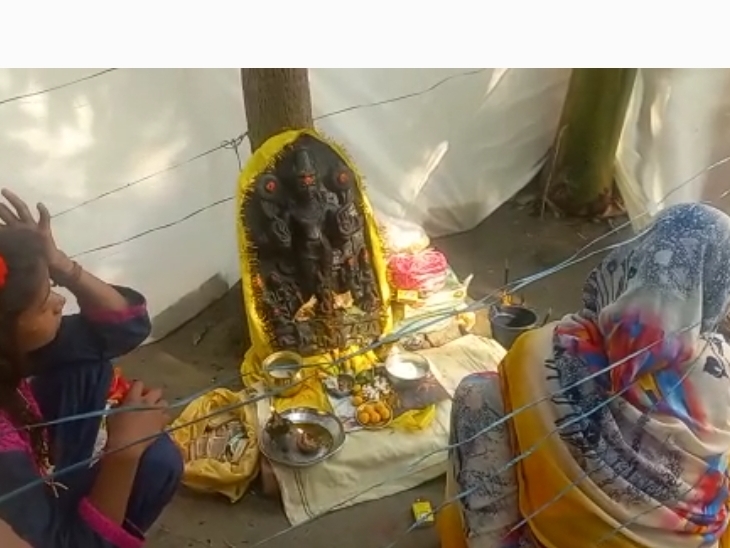 भगवान विष्णु की पूजा-अर्चना करतीं महिलाएं।