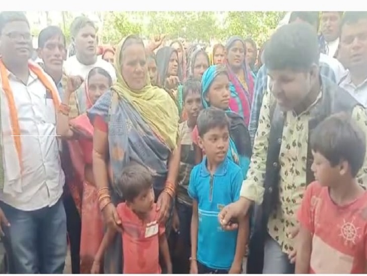 महिलाओं व बच्चों के साथ पहुंचे SDM दफ्तर।