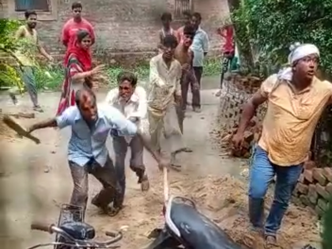 हमला करते लोग।