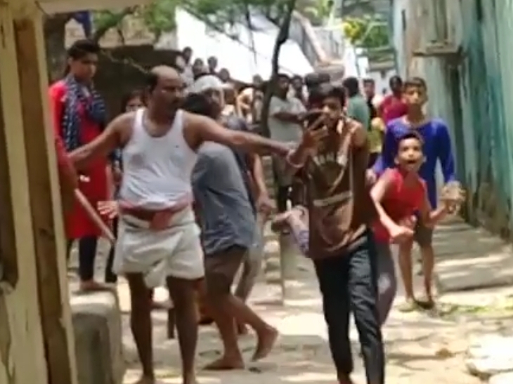 हाथों में लाठी-डंडे और ईंटें लेकर लोग आपस में भिड़ गए।