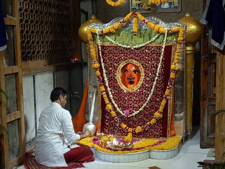 Bappa-Ranjeet Baba seen in beautiful makeup, offered 11 kg laddus ...