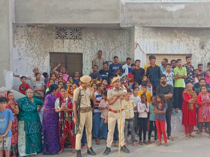 वारदात के बाद फ्लैट के बाद जमा हुई भीड़।