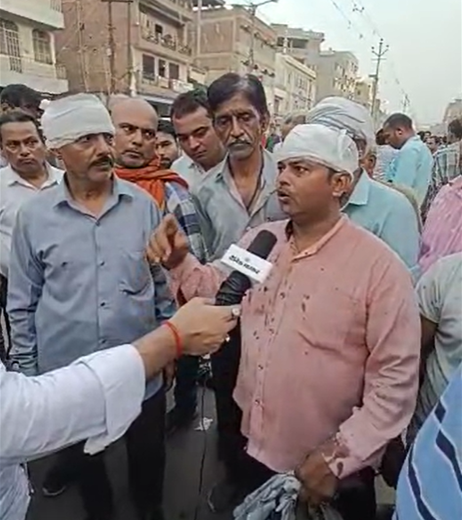 हिंसा में घायल हुए दो दुकानदारों की तस्वीर।