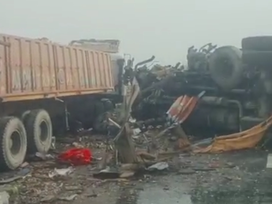 People started looting the liquor scattered on the road in Kannauj ...