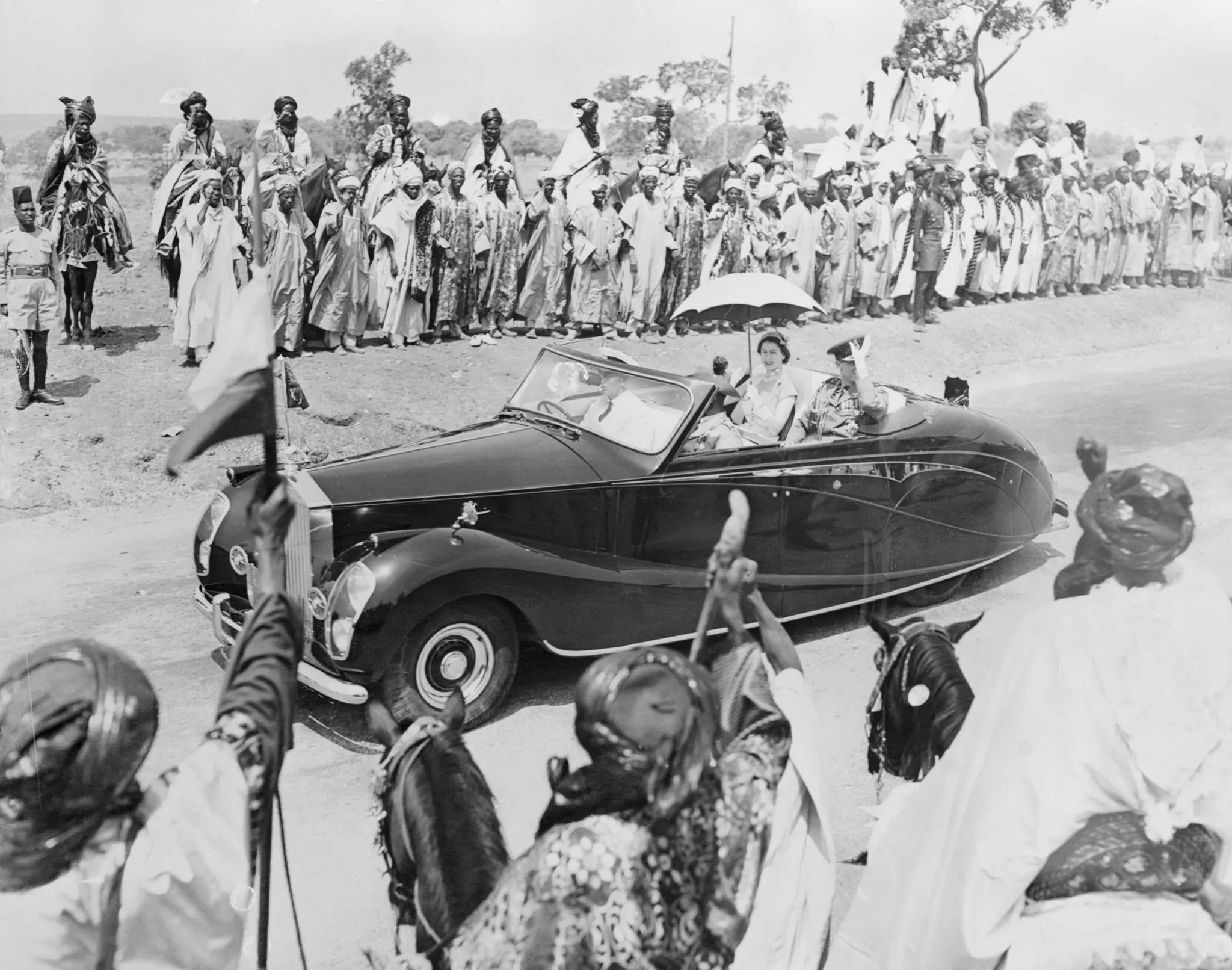 महारानी एलिजाबेथ की यह तस्वीर अमेरिका की उनकी पहली यात्रा के दौरान 1957 में ली गई थी। उनका काफिला पेंसिल्वेनिया एवेन्यू से होते हुए व्हाइट हाउस जा रहा था।
