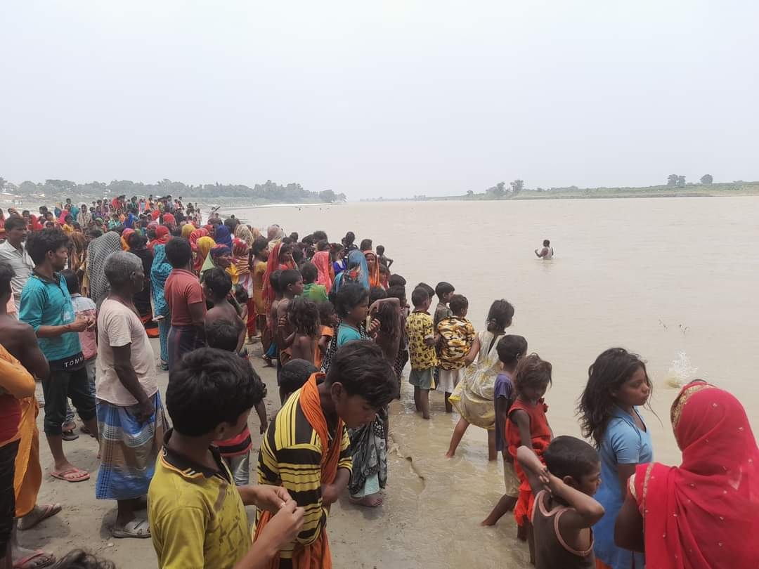 नहाने के दौरान गहरे पानी में डूबी, SDRF की मदद से खोजबीन शुरू | Teenager  missing after drowning in Kosi river in Khagaria, Submerged in deep water  during bath, search started with