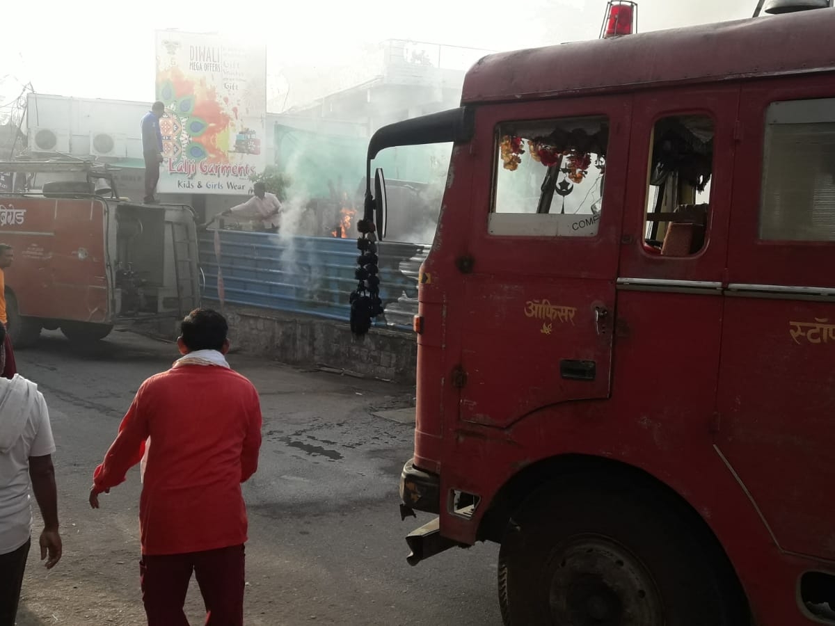 Fire broke out on the road, the fire brigade found the fire under ...
