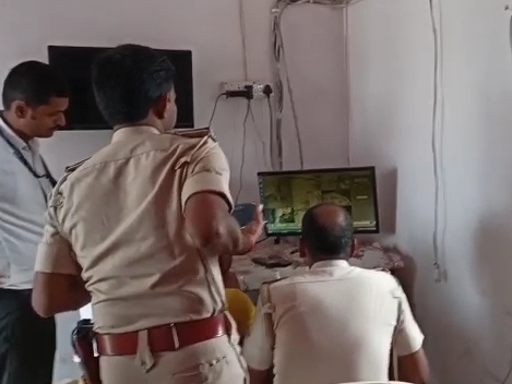 जांच करती पुलिस।