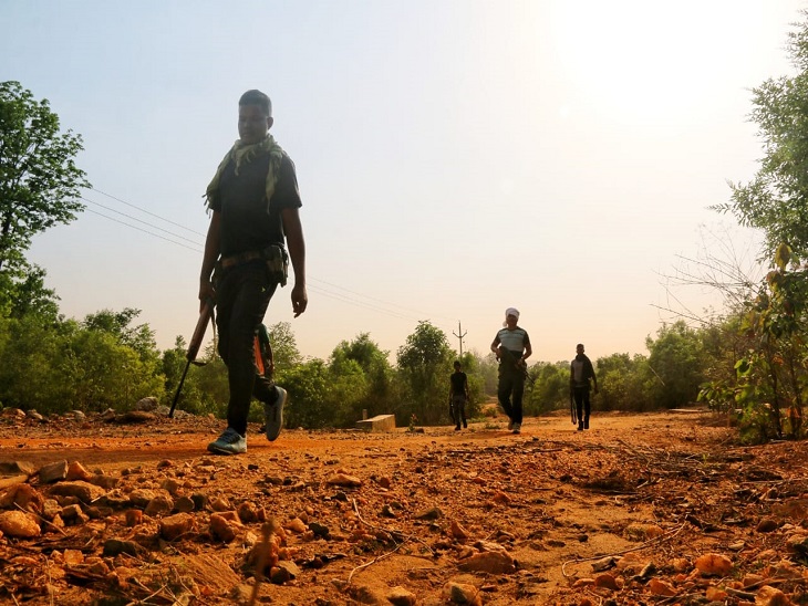 जवान 24 घंटे इस इलाके में तैनात रहते हैं।