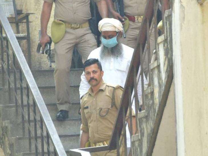 ये तस्वीर 4 जून को गाजियाबाद की है। वलीउल्लाह को वाराणसी ब्लास्ट केस में जिला न्यायाधीश जितेंद्र कुमार सिन्हा की अदालत में पेश किया गया था।