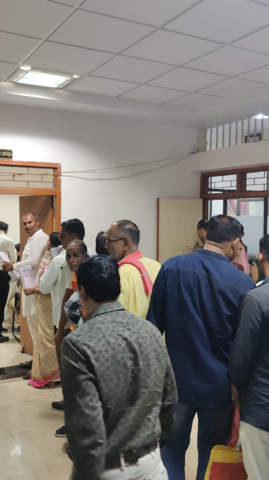 लंबे समय तक लाइन में खड़े रहे प्रत्याशी।