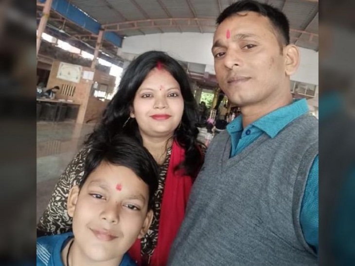 मृतक CRPF इंस्पेक्टर की पत्नी और बेटे के साथ फाइल फोटो। - Dainik Bhaskar