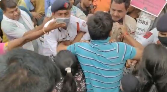 युवक ने इंस्पेक्टर के साथ मारपीट की। इस दौरान पब्लिक ने बिच बचाव किया।
