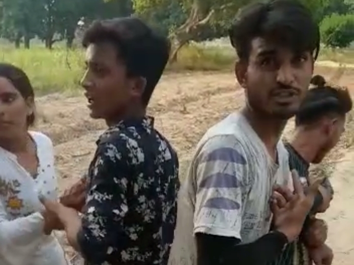 प्रेमी युगल को पकड़कर घर ले जाते परिजन