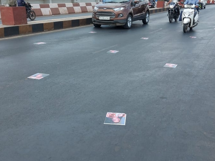 सूरत के जिलानी ब्रिज की सड़क बुधवार को अचानक नूपुर शर्मा के पोस्टर्स से भरी नजर आई।