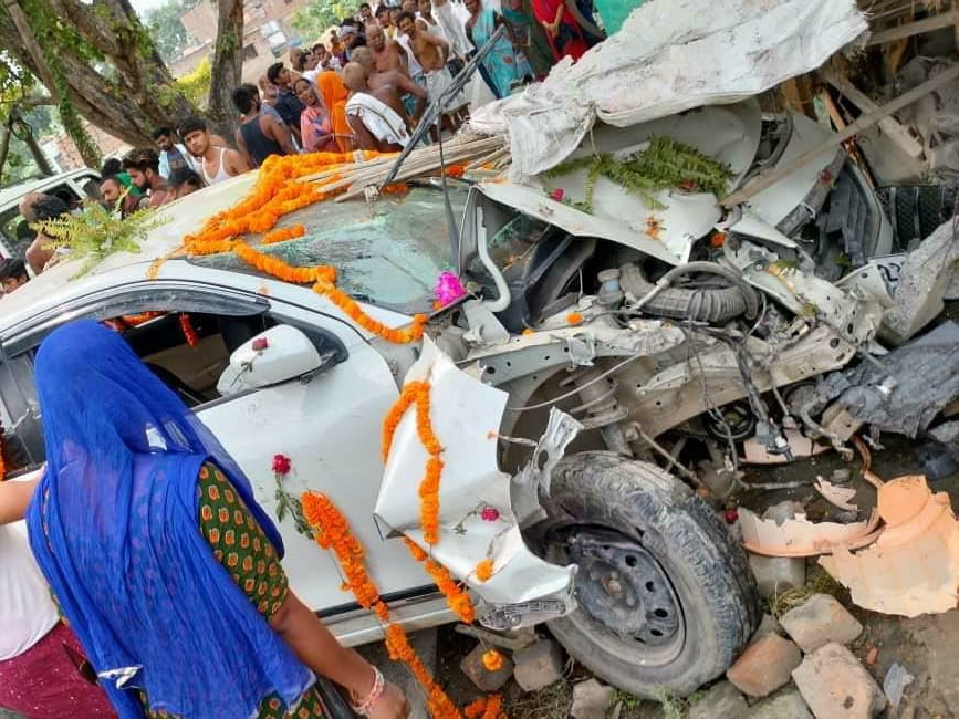 हादसे के बाद गाड़ी का अगला हिस्सा पूरी तरह से डैमेज हो गया।