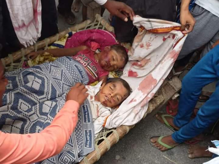 मृतक बच्चों के पास जुटी भीड़।