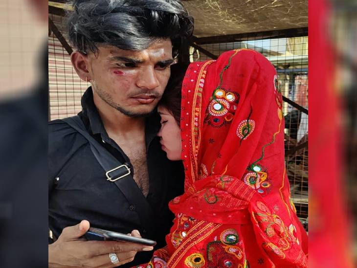 भाई पीटता रहा...प्रेमी से लिपटी रही बहन:छतरपुर में लड़की बोली-इन्हें पति मान चुकी; छोड़कर नहीं जाऊंगी 2 प्रेमी को पिटता देख प्रेमिका उसकी बाहों में लिपटी रही।