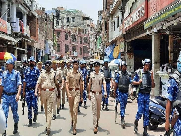 हिंसा के बाद पुलिस और आरएएफ लगातार मुस्लिम क्षेत्रों में गश्त कर रही है।