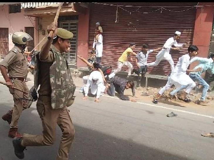 मुरादाबाद में बवाल होने के बाद पुलिस को लाठीचार्ज करना पड़ा। तस्वीरों में साफ देखा जा सकता है कि नाबालिग बच्चे गिरते-पड़ते वहां से भाग रहे हैं।