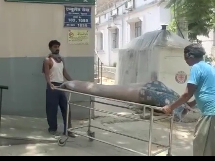 अस्पताल में पड़ा शव।