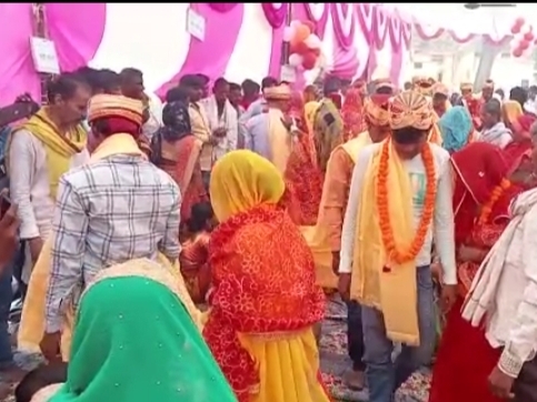 The wedding took place in the Chief Minister's mass marriage, the faces of the newlyweds blossomed after receiving the gift | खागा में एक दूजे के हुए 36 जोड़े: मुख्यमंत्री सामूहिक विवाह