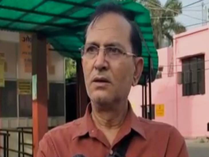 पीडिता के पिता की यह तस्वीर जिला अस्पताल मे उस वक्त की है जब वो अपनी बेटी का इलाज कराने अस्पताल आए।