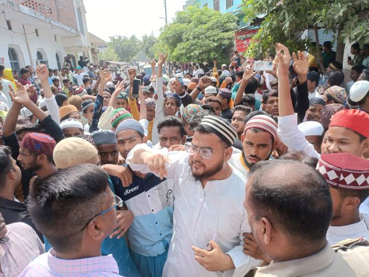 ये फोटो अंबेडकरनगर के टांडा की है, यहां पर नमाज के बाद अचानक कुछ लोग उग्र प्रदर्शन करने लगे।