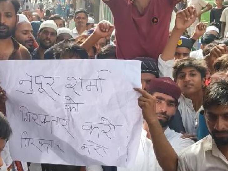 ये फोटो अकराबाद के गांव की है, जहां पर पोस्टर कुछ लोग सड़क पर निकले, लेकिन पुलिस के पहुंचने पर सब भाग निकले।