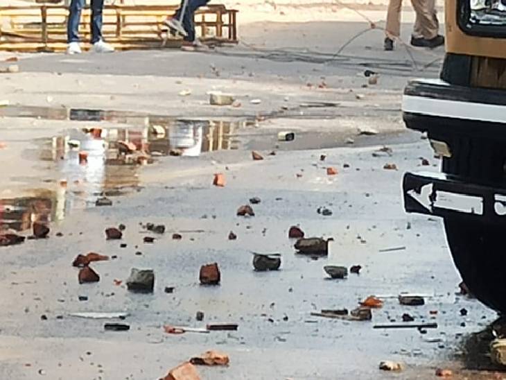 ये तस्वीर प्रयागराज के नुरुल्लाह रोड की है। शुक्रवार को जुमे की नमाज के बाद सड़कों पर भीड़ जमा हो गई। उपद्रवियों ने पुलिस के ऊपर पत्थर चलाएं।