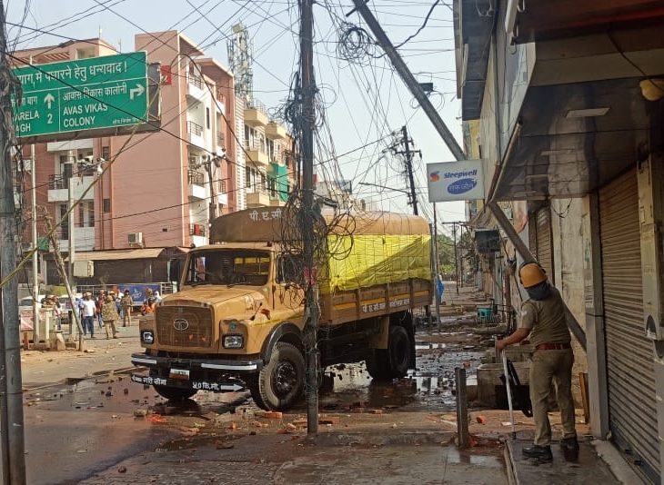 ये तस्वीर प्रयागराज की है। उपद्रवियों ने दोपहर में मुस्तफा कॉम्प्लेक्स के पास पत्थरबाजी की। पीएसी की गाड़ी को भी निशाना बनाया।