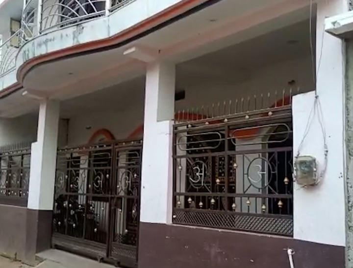 गांव में राजेश का डेढ़ करोड़ का घर और जमीन भी है।