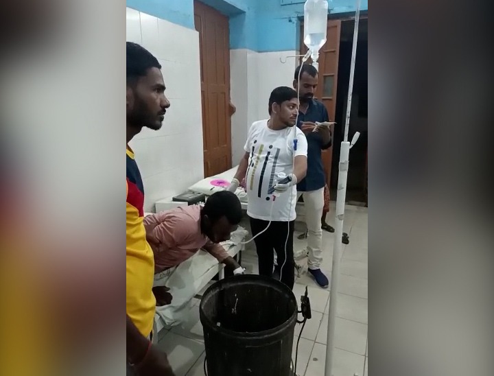 अस्पताल में युवक का इलाज जारी है।