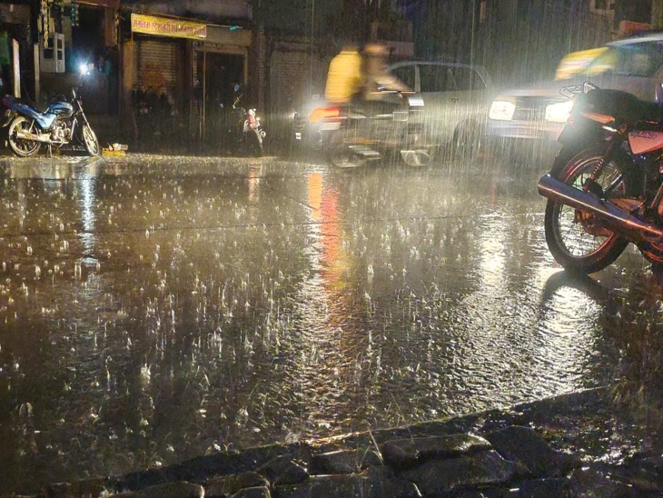 Heavy rain for half an hour at night; power failure in many areas | इंदौर  में प्री मानसून की बारिश: रात को आधे घंटे तक तेज बरसात; कई क्षेत्रों की  बिजली गुल -