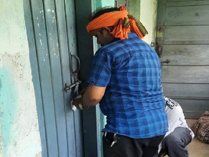 बेजा कब्जा मकान को सील करते बीएसपी कर्मी